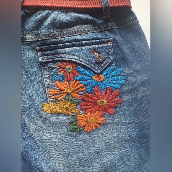 🍒 NWOT Venezia Embroidered Cropped Capri Blue Jeans with Red Belt - Picture 3 of 13